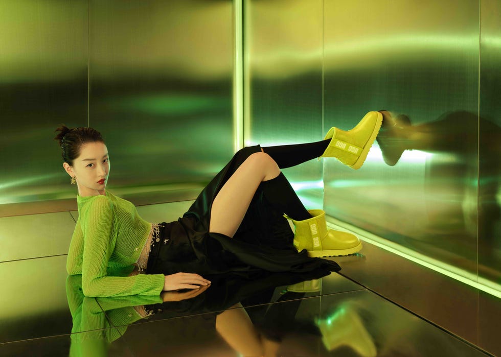 ugg®亚太区代言人周冬雨演绎品牌未来感秋冬广告大片