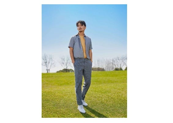 Standing, Clothing, Jeans, Grass, Denim, Outerwear, Footwear, Beige, Trousers, T-shirt, 