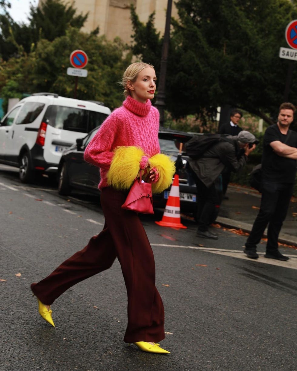 Leg, Trousers, Street, Street fashion, Magenta, Active pants, Bag, Pedestrian, Automotive tail & brake light, sweatpant, 