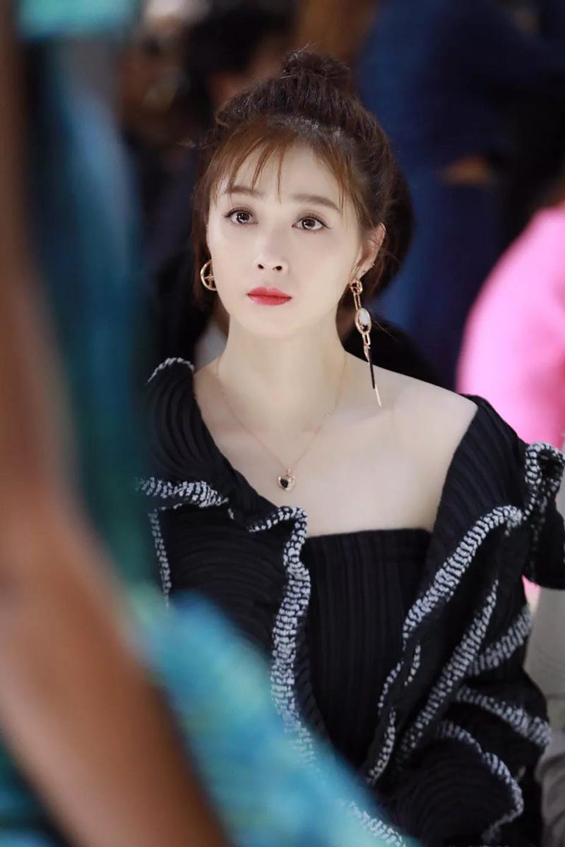 Hair, Beauty, Hairstyle, Lip, Fashion, Shoulder, Eye, Dress, Black hair, Fashion model, 