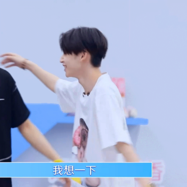 Finger, Sleeve, Elbow, T-shirt, Jaw, Wrist, Black hair, Gesture, Snapshot, Thumb, 