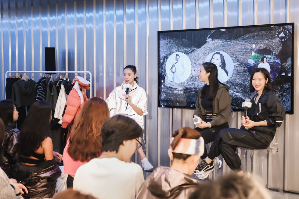 时尚主播linda（左）、新媒体艺术家刘佳玉（中）、时尚评论人唐霜（右）