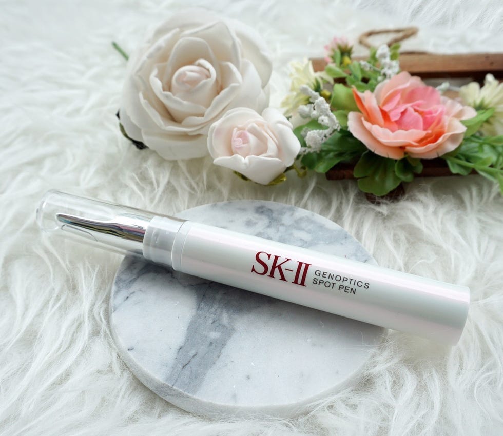 Skin, Cosmetics, Font, Eyelash, Material property, Stationery, Pen, Eye liner, Lip gloss, 
