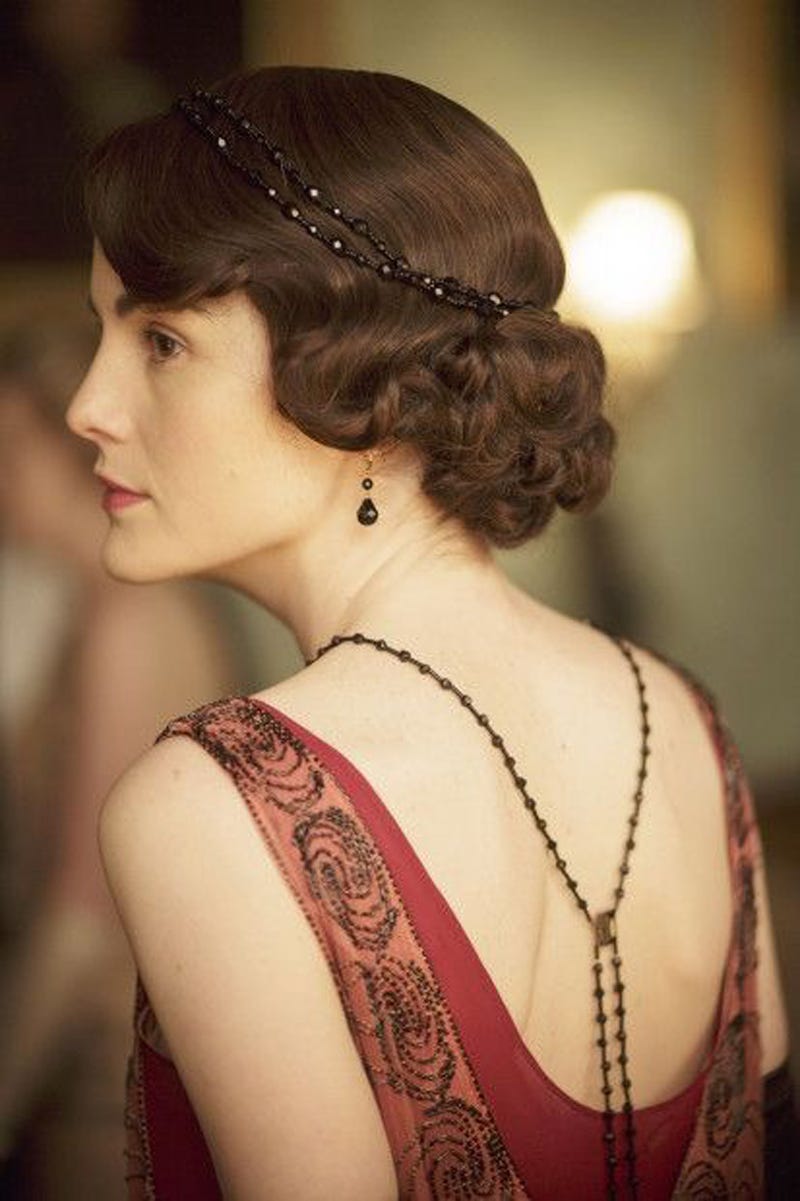 Hair, Hairstyle, Beauty, Headpiece, Chin, Chignon, Forehead, Shoulder, Neck, Long hair, 