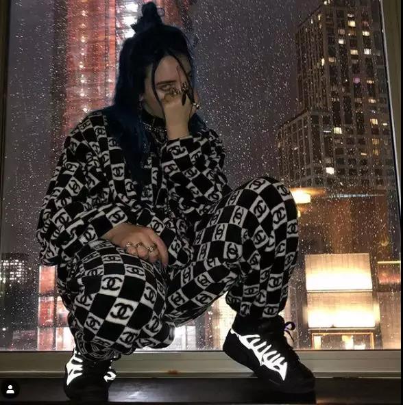 Fashion, Footwear, Leg, Cool, Sitting, Black hair, Shoe, Street fashion, Leggings, Outerwear, 