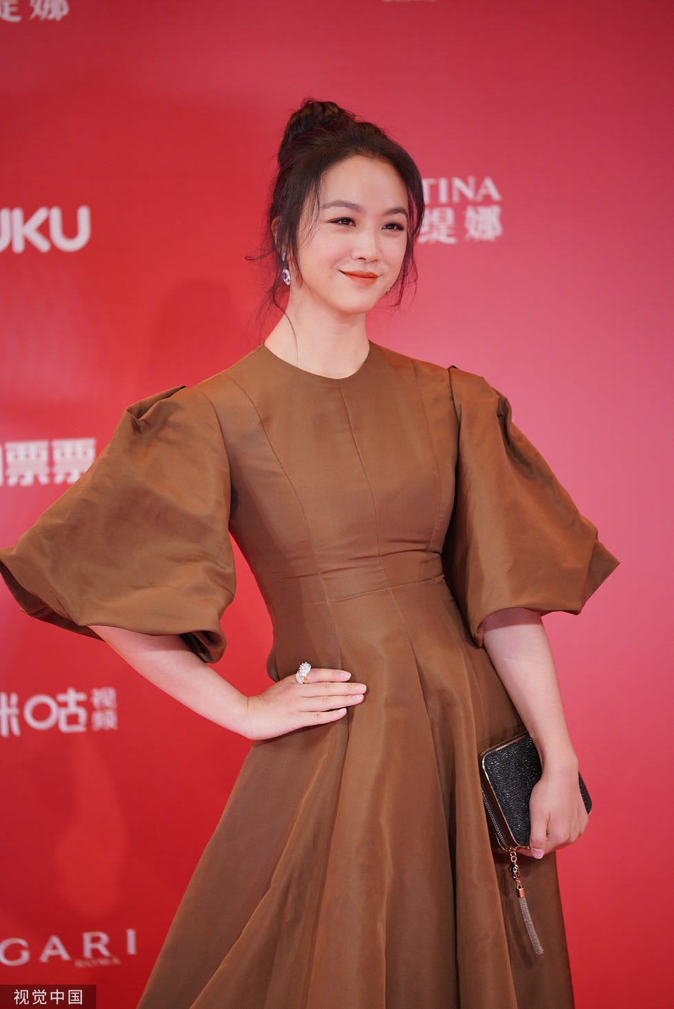 Clothing, Carpet, Skin, Red carpet, Hairstyle, Flooring, Beauty, Fashion, Peach, Premiere, 
