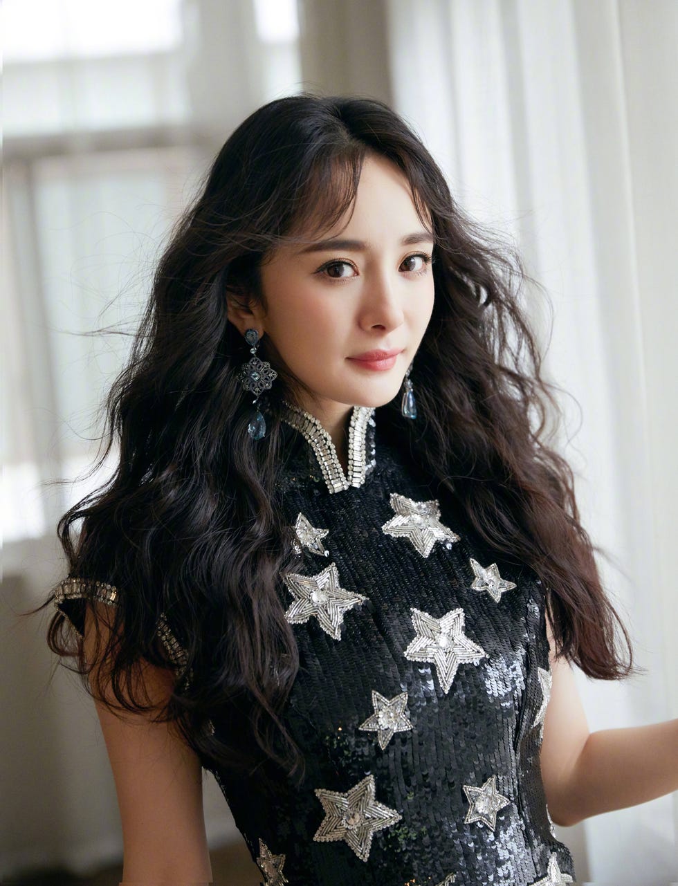 杨幂亮相第VI季《中国达人秀》发布会现场的时候，穿着一袭bling bling的星星旗袍，搭配Chopard萧邦高级珠宝系列