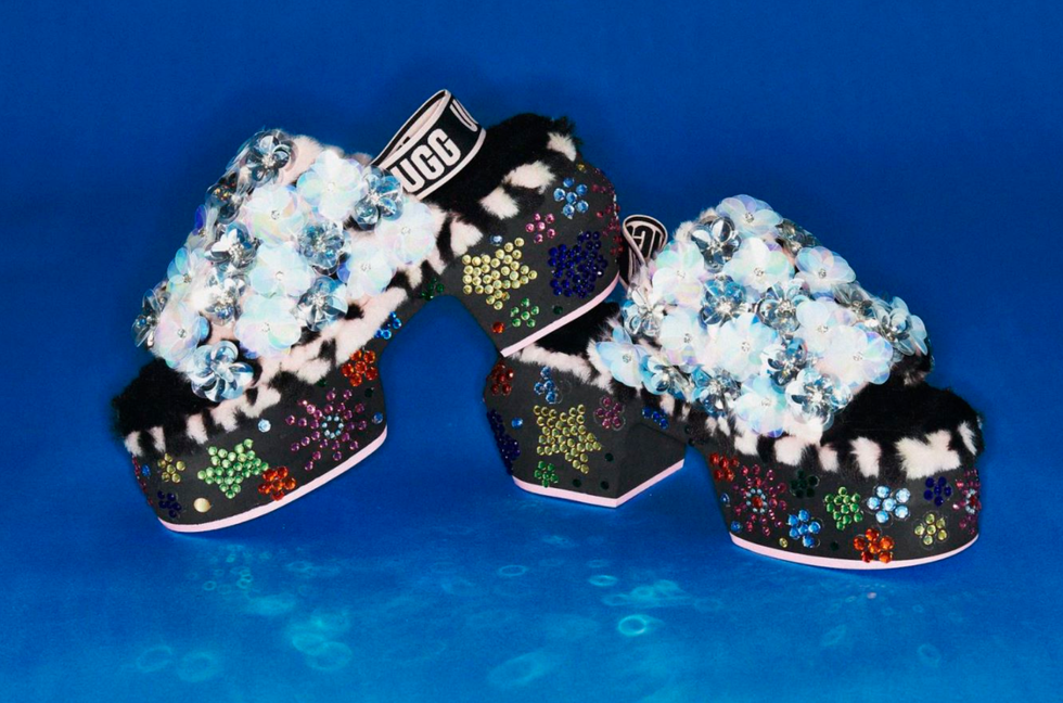 ugg®经典迷你款与毛茸拖鞋系列亮相于shuting qiu 2022秋冬系列发布秀场
