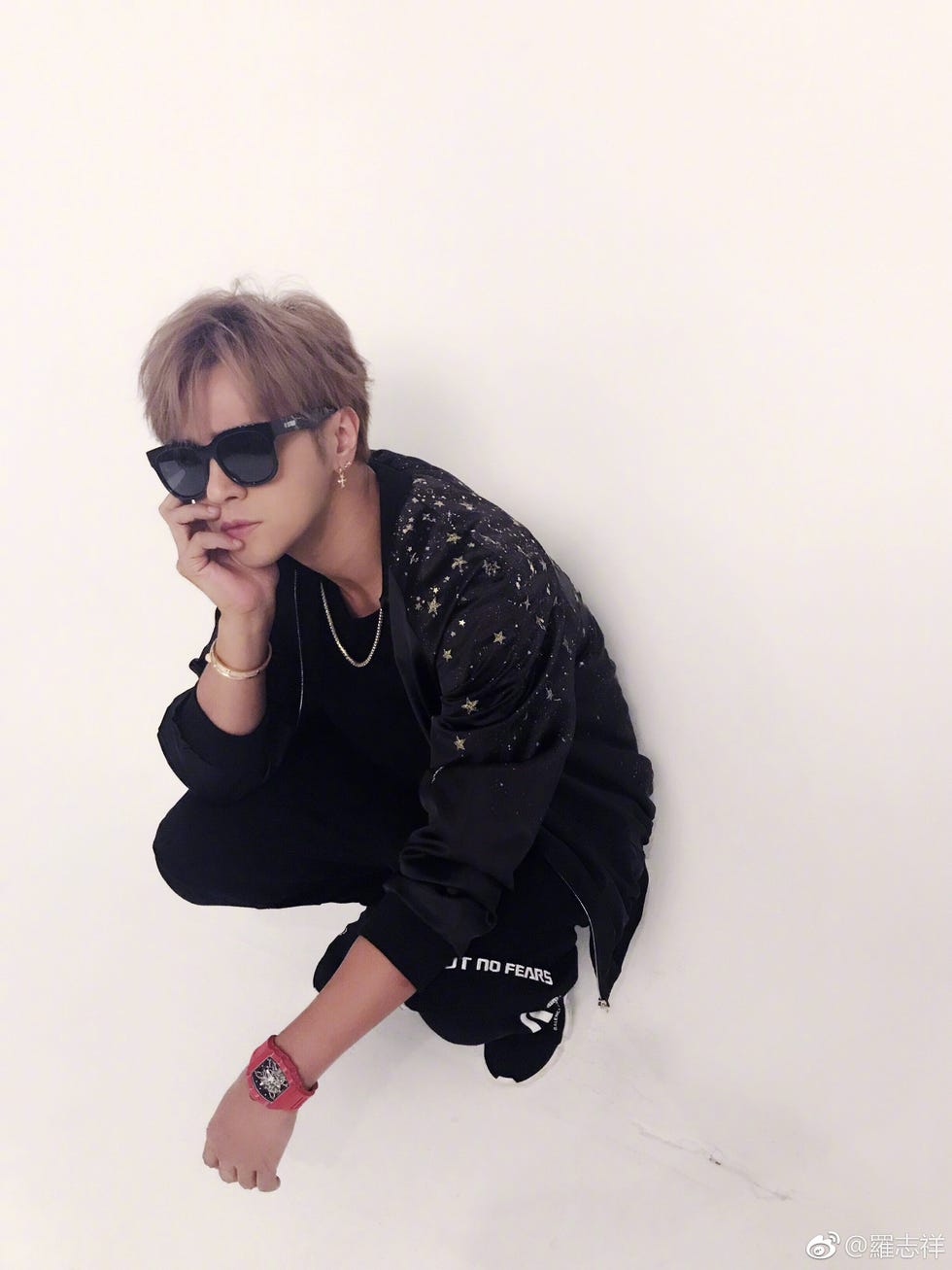 Eyewear, Glasses, Vision care, Sleeve, Human body, Shoulder, Sunglasses, Joint, Outerwear, Jacket, 