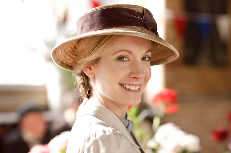 Hat, Clothing, Fashion accessory, Headgear, Sun hat, Fedora, Smile, 
