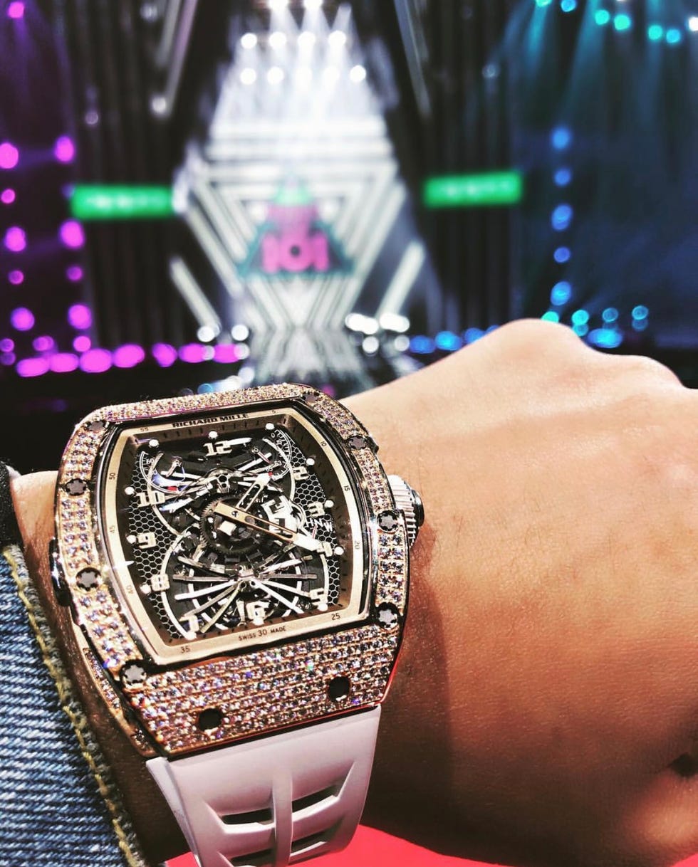 Analog watch, Watch, Fashion accessory, Watch accessory, Wrist, Jewellery, Fashion, Material property, Silver, Hand, 