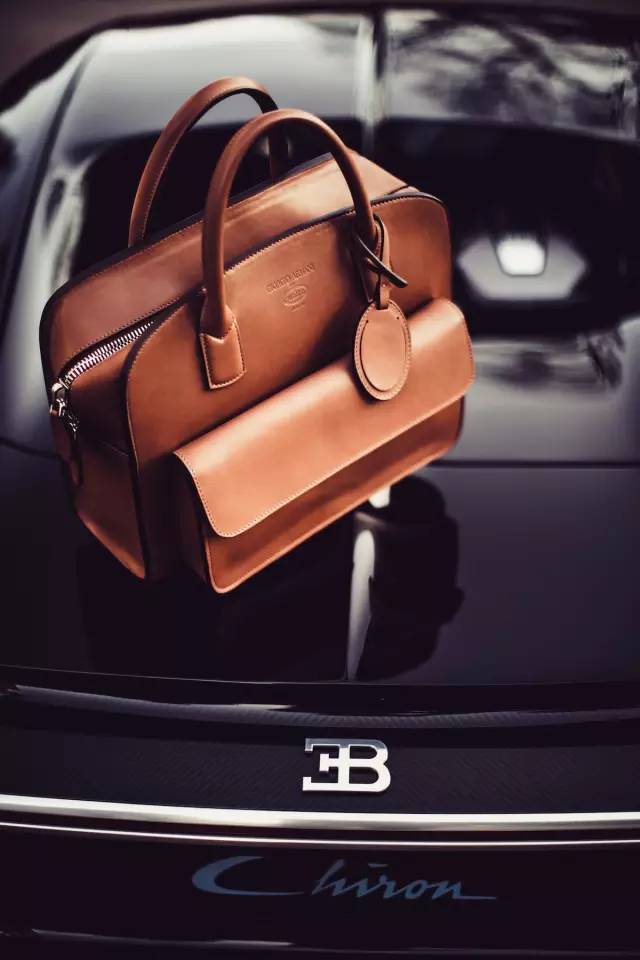 Bag, Handbag, Leather, Brown, Hand luggage, Fashion accessory, Automotive design, Vehicle door, Car, Material property, 