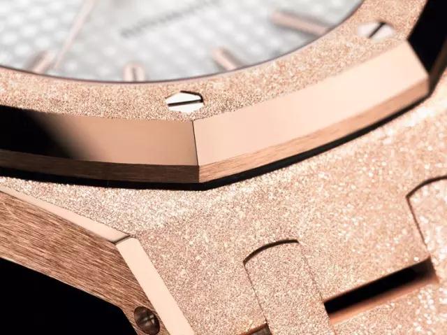 Watch, Beige, Metal, Copper, Font, Fashion accessory, Strap, Wood, Rim, Jewellery, 