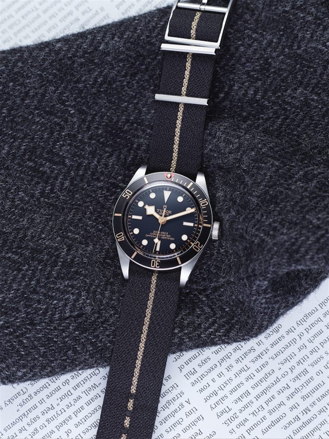Analog watch, Watch, Watch accessory, Strap, Fashion accessory, Silver, Material property, Jewellery, Metal, Hardware accessory, 