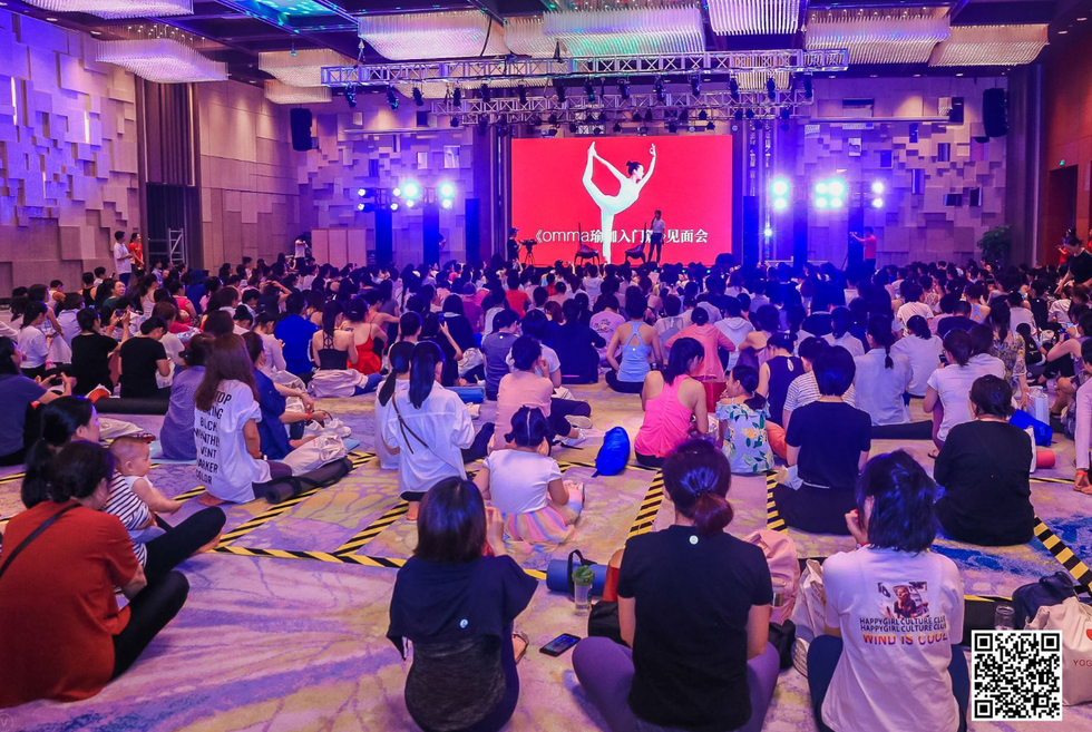 Crowd, Event, Purple, Youth, Audience, Design, Party, Ceremony, Function hall, Performance, 