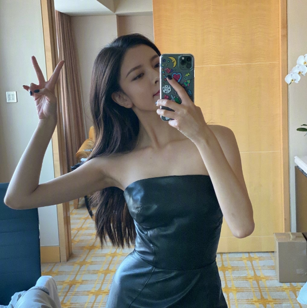 宋妍霏镜子自拍