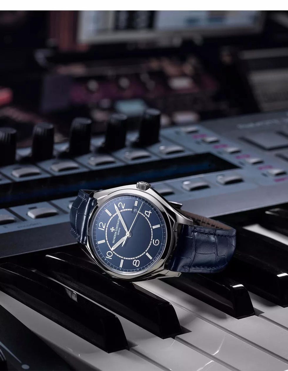 Analog watch, Watch, Watch accessory, Fashion accessory, Strap, Material property, Jewellery, Still life photography, Brand, Photography, 