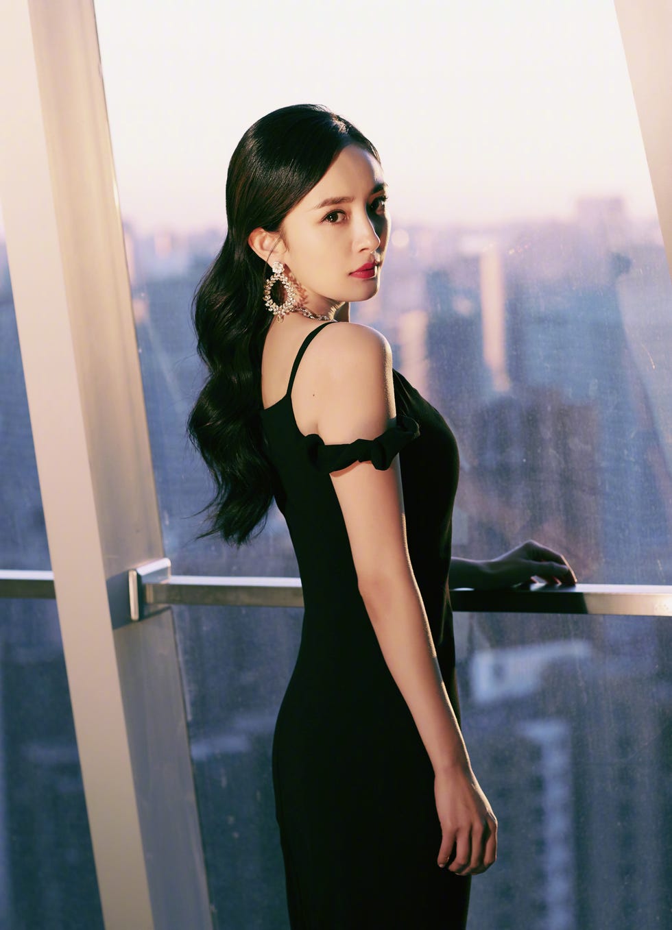 杨幂出席第17届华表奖时穿着Loewe黑色长裙，搭配PIAGET 伯爵Limelight高级珠宝项链和耳环