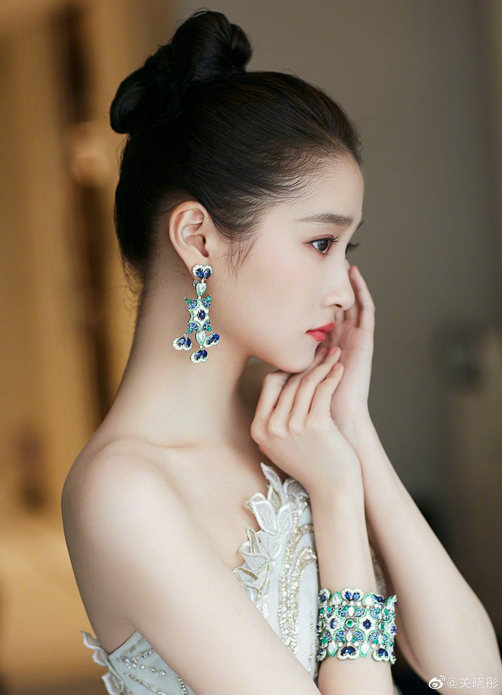 Hair, Face, Skin, Hairstyle, Beauty, Shoulder, Chin, Ear, Forehead, Lip, 