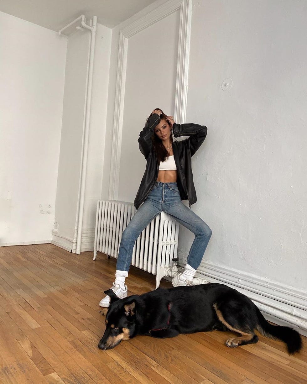 emily ratajkowski遛狗