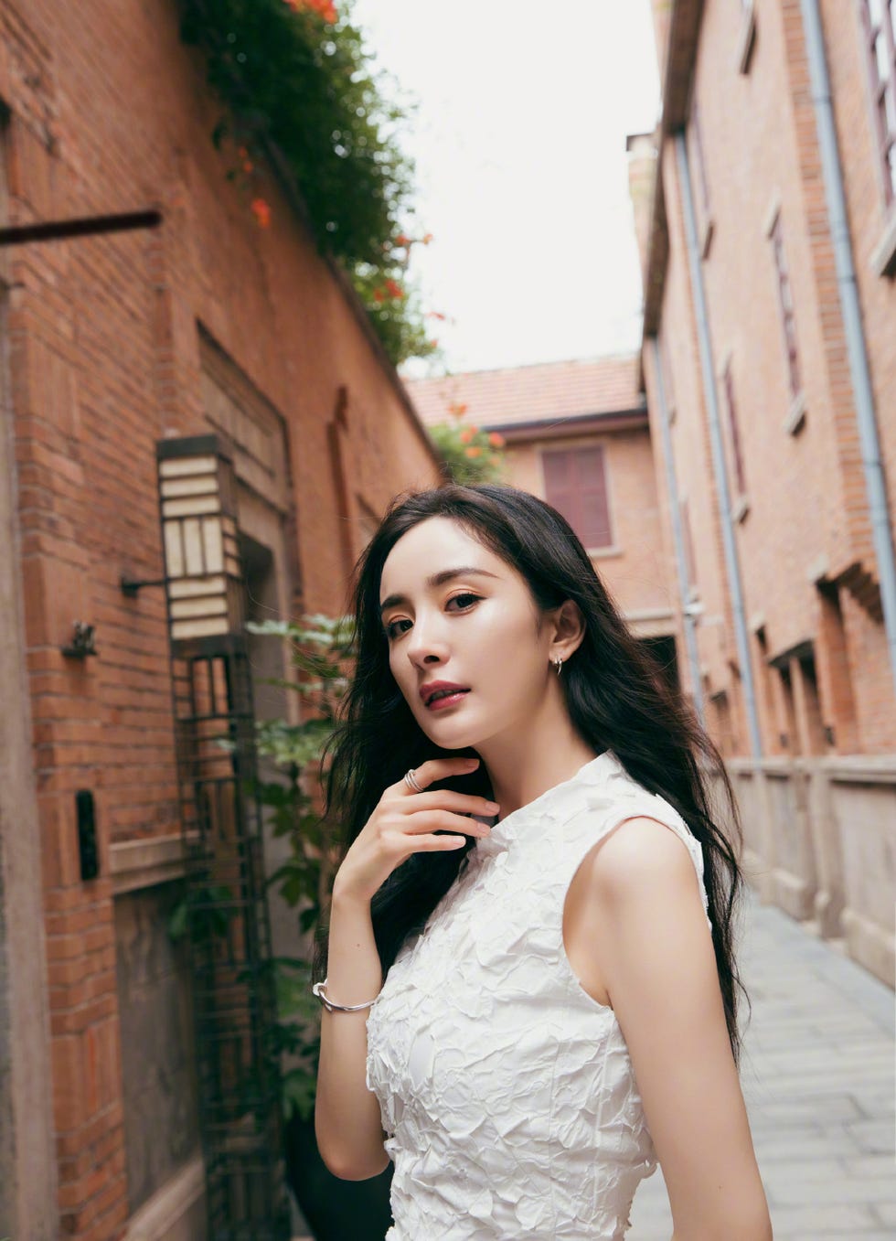 杨幂佩戴Cartier Juste Un Clou系列手镯与戒指在古堡拍摄写真