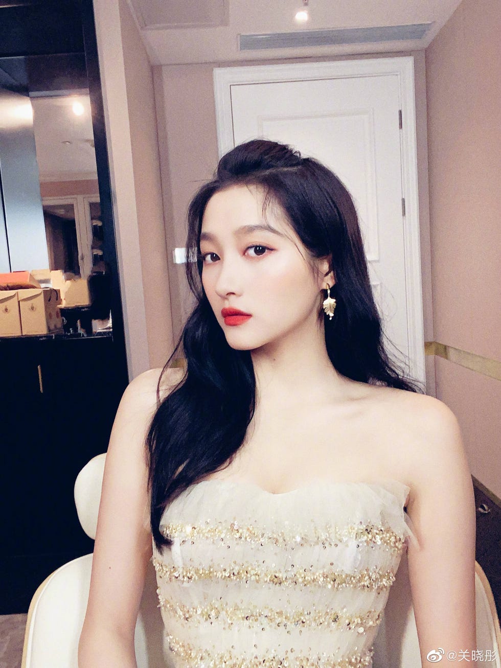 Hair, Face, Shoulder, Skin, Beauty, Hairstyle, Lip, Long hair, Chin, Dress, 