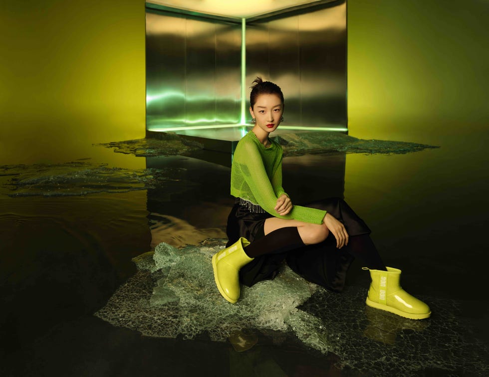代言人周冬雨身着赛博绿果冻靴演绎ugg®2021未来感广告大片