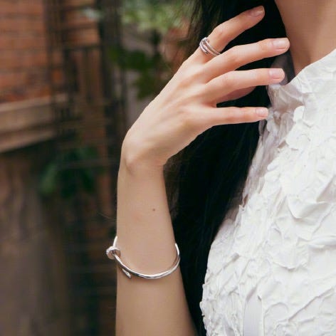 杨幂佩戴Cartier Juste Un Clou系列手镯与戒指在古堡拍摄写真