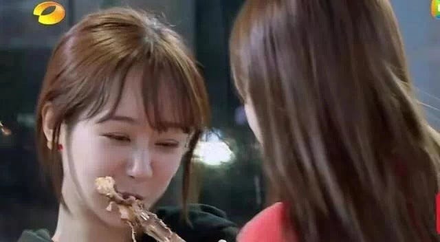 Hair, Blond, Hairstyle, Nose, Lip, Mouth, Brown hair, Eating, Step cutting, Long hair, 