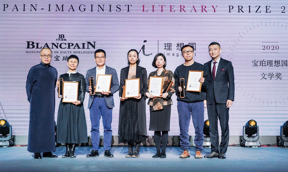 短名单作者领取宝珀青年挚友奖决选入围作品证书