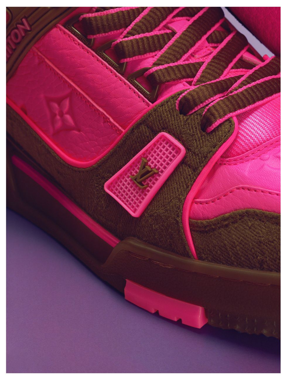 lv trainer 运动鞋，镶以 strass 水晶；lv trainer 运动鞋，采用 monogram 压花绒面小牛皮与 monogram 牛仔布