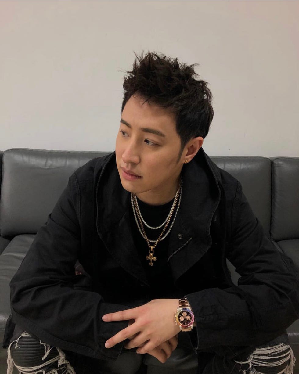 Sitting, Forehead, Cool, Human, Photography, Black hair, Neck, Fashion accessory, 