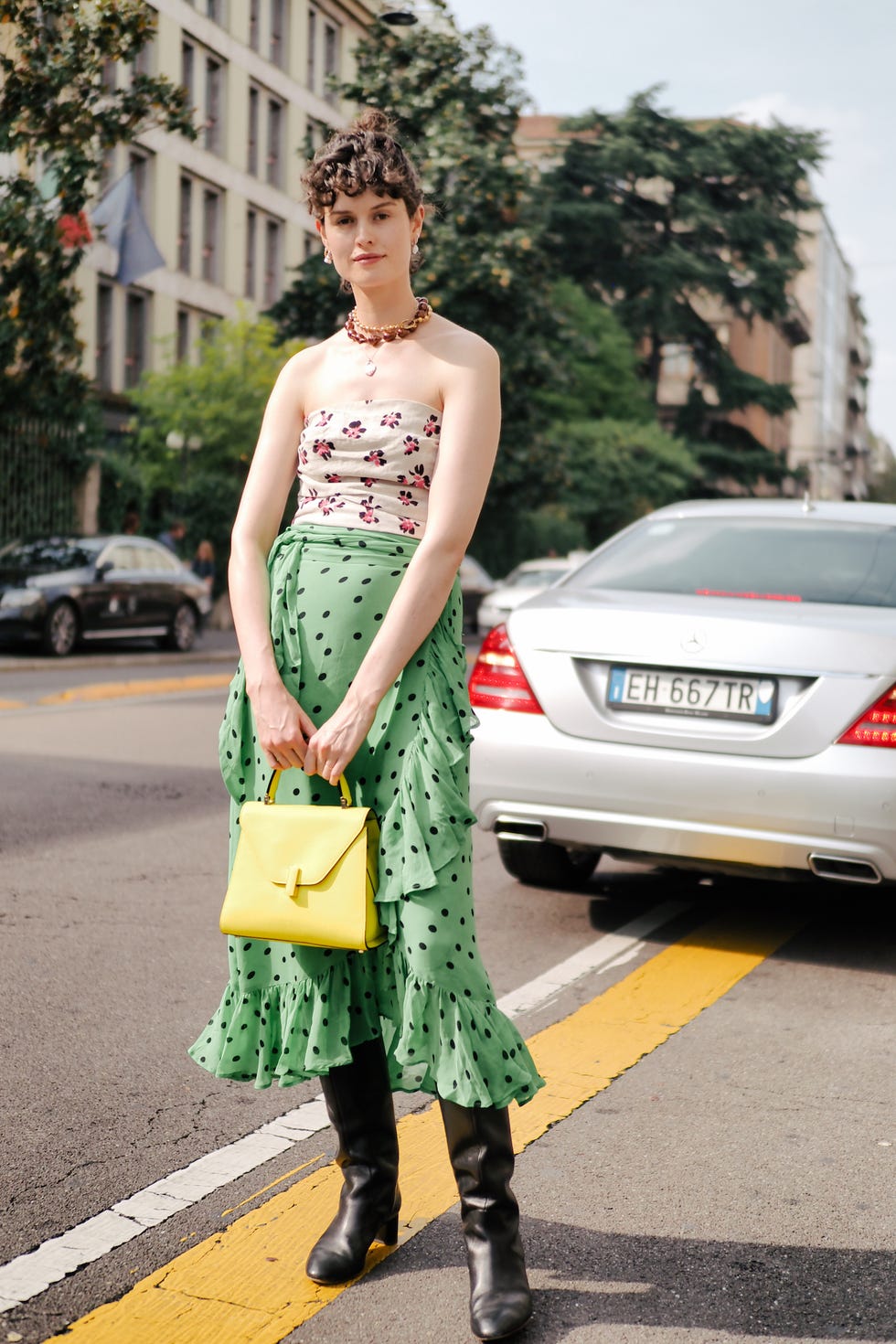 Street fashion, Clothing, Yellow, Dress, Green, Fashion, Beauty, Photo shoot, Footwear, Snapshot, 