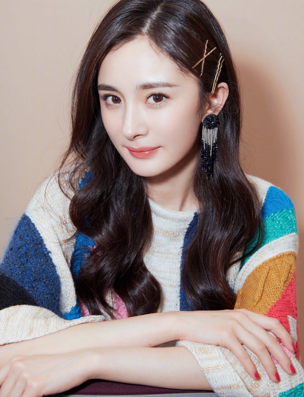 杨幂彩色毛衣搭配少女感发夹