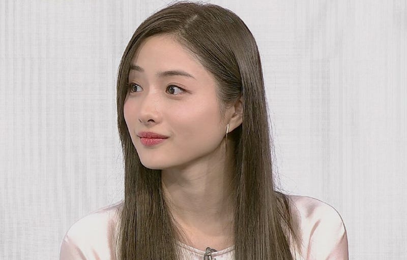 Hair, Face, Hairstyle, Eyebrow, Lip, Chin, Forehead, Beauty, Long hair, Head, 