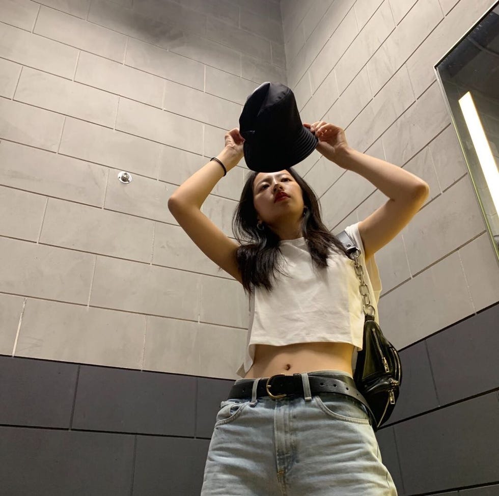 Hair, Clothing, Beauty, Cool, Snapshot, Waist, Hairstyle, Photo shoot, Long hair, Headgear, 