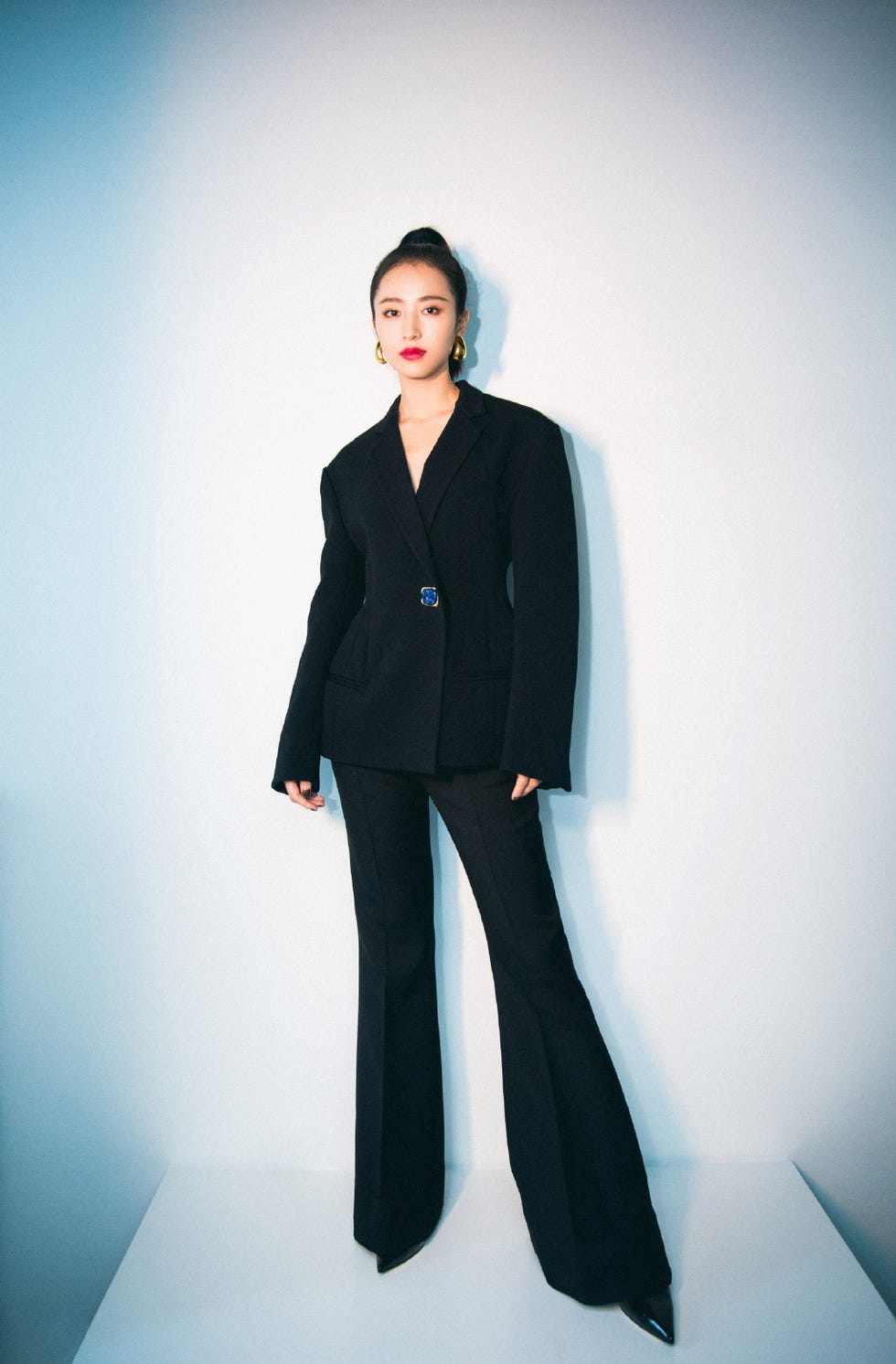 Clothing, Standing, Suit, Blue, Formal wear, Pantsuit, Outerwear, Fashion, Shoulder, Blazer, 
