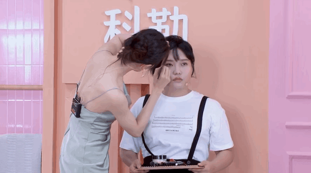 钟楚曦现场为李雪琴打造妆容