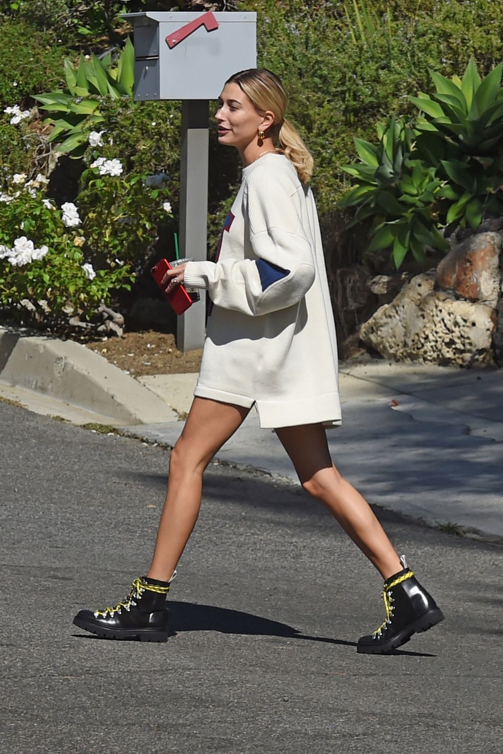 hailey baldwin is seen leaving pastor carl lentz home one day after selena gomez has a mental breakdown in los angeles 11 oct 2018 pictured hailey baldwin photo credit rachpootmega themegaagencycom 1 888 505 6342