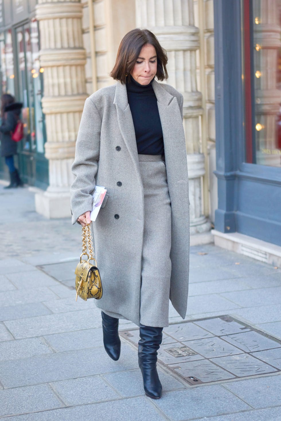 Clothing, Street fashion, Coat, Overcoat, Fashion, Trench coat, Outerwear, Snapshot, Footwear, Shoe, 