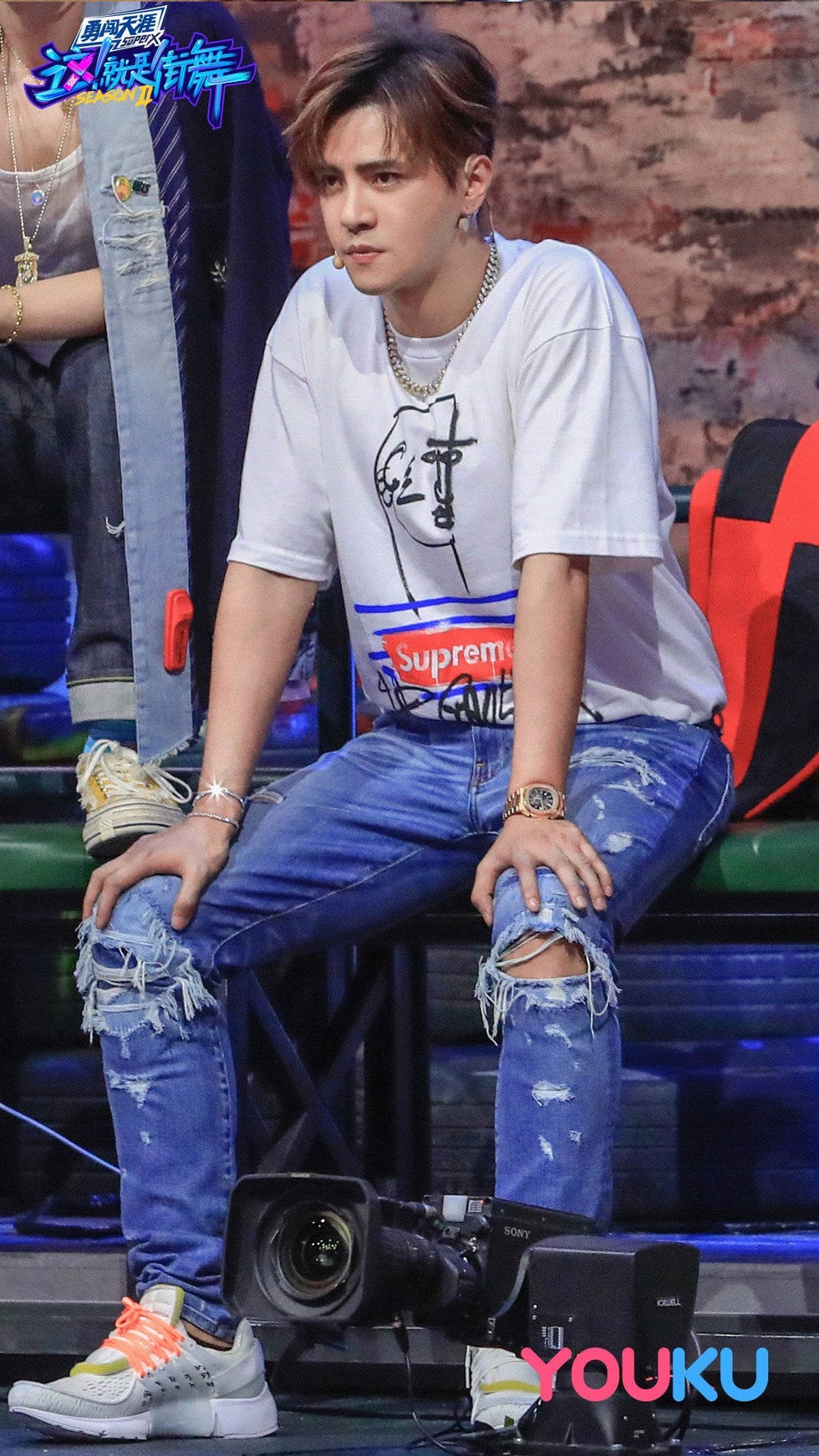 Jeans, Denim, T-shirt, Electric blue, Fashion, Leg, Footwear, Textile, Cool, Street fashion, 