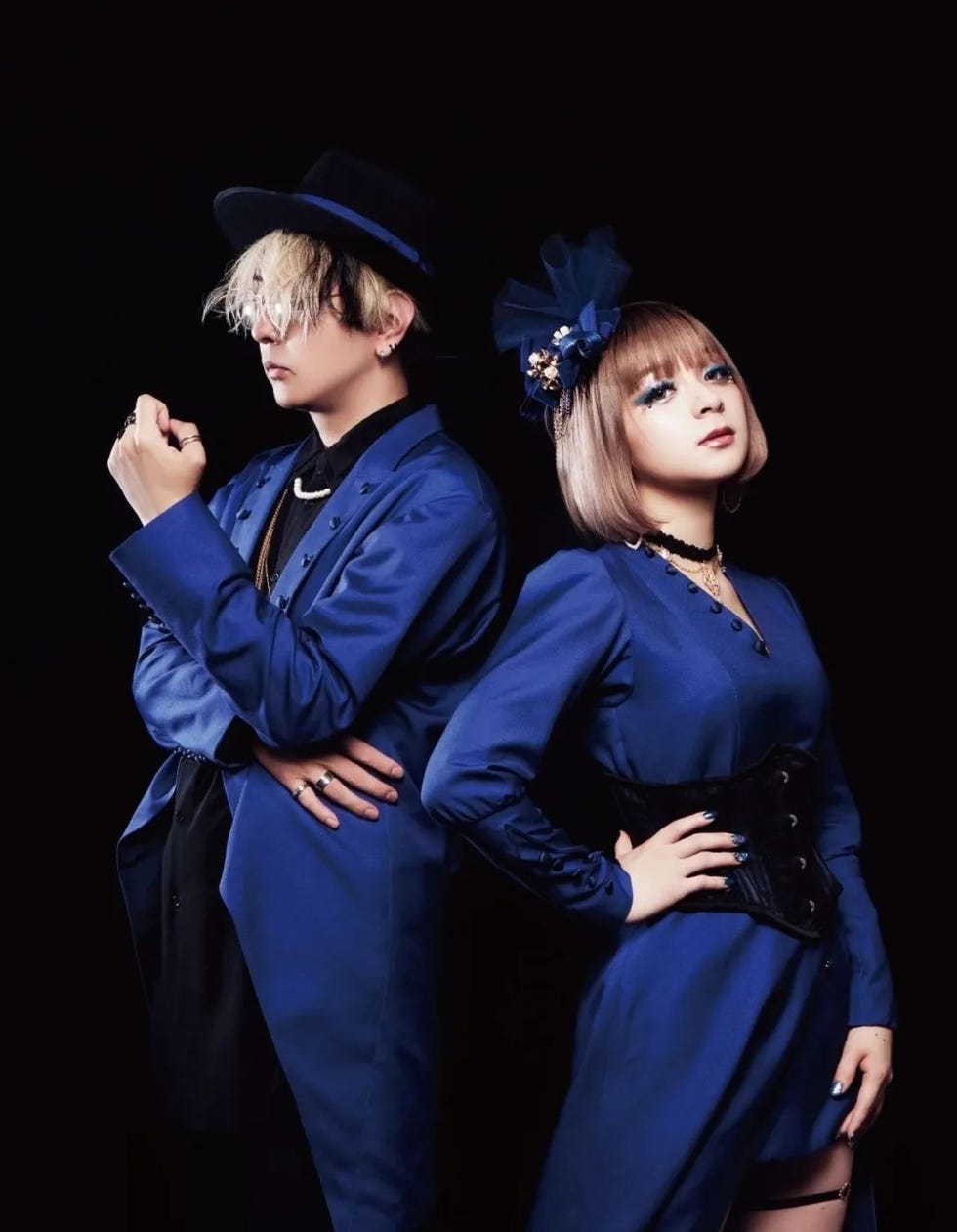 日本歌手美依礼芽曾在组合garnidelia（下图）中担任主唱