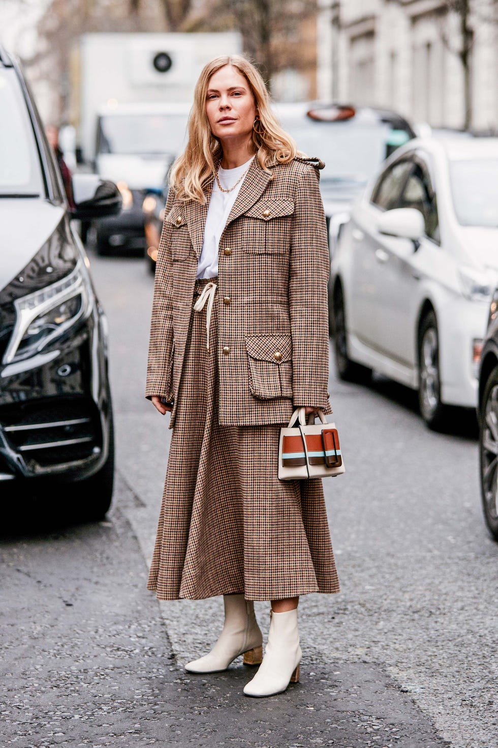 Clothing, Street fashion, Fashion, Outerwear, Plaid, Coat, Tartan, Black-and-white, Pattern, Snapshot, 