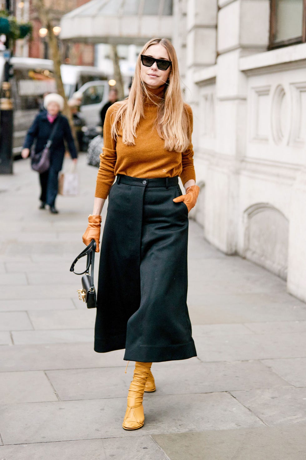 Clothing, Street fashion, Fashion, Waist, Yellow, Shoulder, Snapshot, Footwear, Ankle, Knee, 