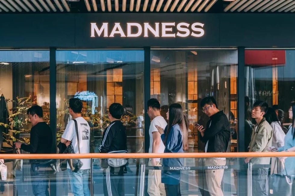 隔壁余文乐的madness状况也不甚乐观，近日除了天猫旗舰店关闭外，也不断有传闻表示madness位于三里屯的店铺也将在合约到期后不再续约。