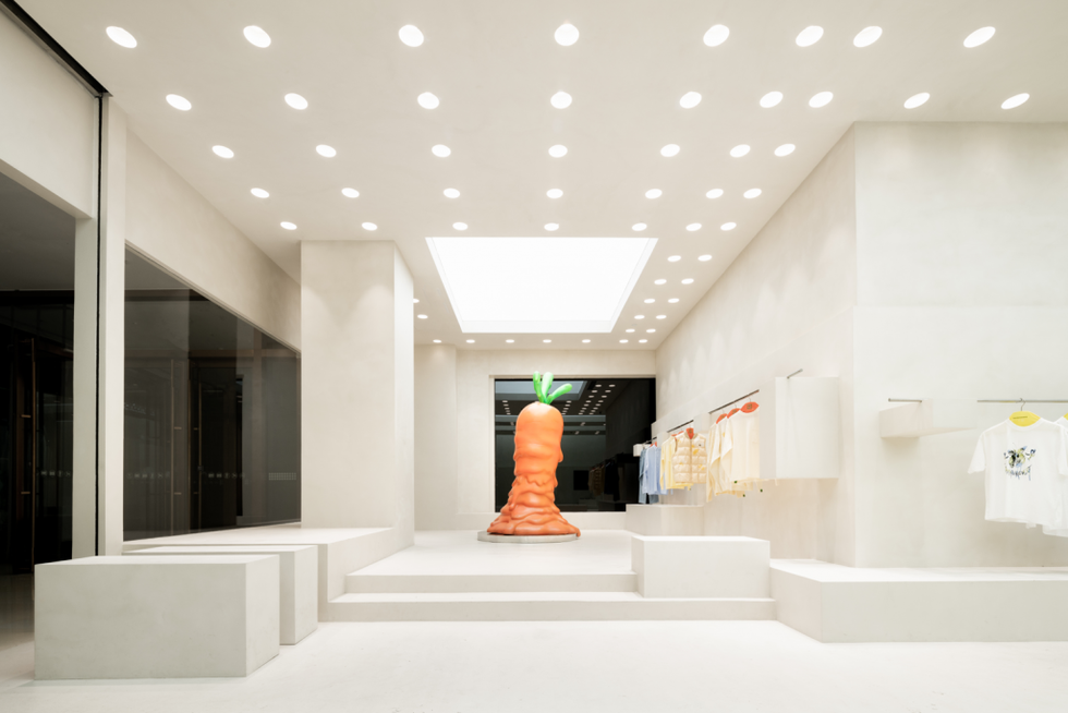 实体与线上同时经营让randomevent在众多电商品牌中杀出重围——实体店铺让消费者可以直观地体验产品质量和品牌理念，不定期举办的活动增强与消费者的黏性；而线上平台则承担着销售量和销售范围的扩大，并快速有效地扩大品牌影响。