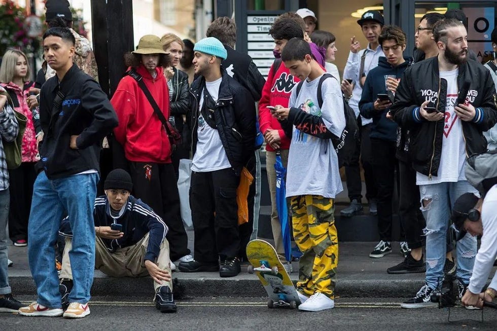 潮牌们为了存活争相效仿的营销模式，让街潮环境一差再差。当下的潮牌文化与streetwear所想表达的认知已经无关，价格标签才是主流，消费者对风格的关注越来越少，反而把潮牌阶级分成了三六九等，这本身就与街头文化原本的理念大相径庭，就更无法让消费群体对其文化符号产生归属感。