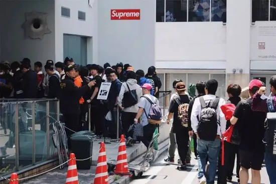 bape sta鞋款的首次发售也好，supreme的每周新品限售也好，对于潮牌历史都是一个个重要里程碑，店铺门前夸张的排队景象，都不难看出在那十年内，消费者们对潮牌的喜爱。