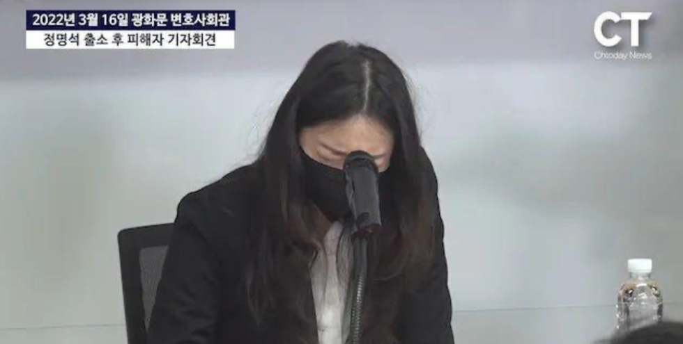 在发布会上痛哭的叶萱