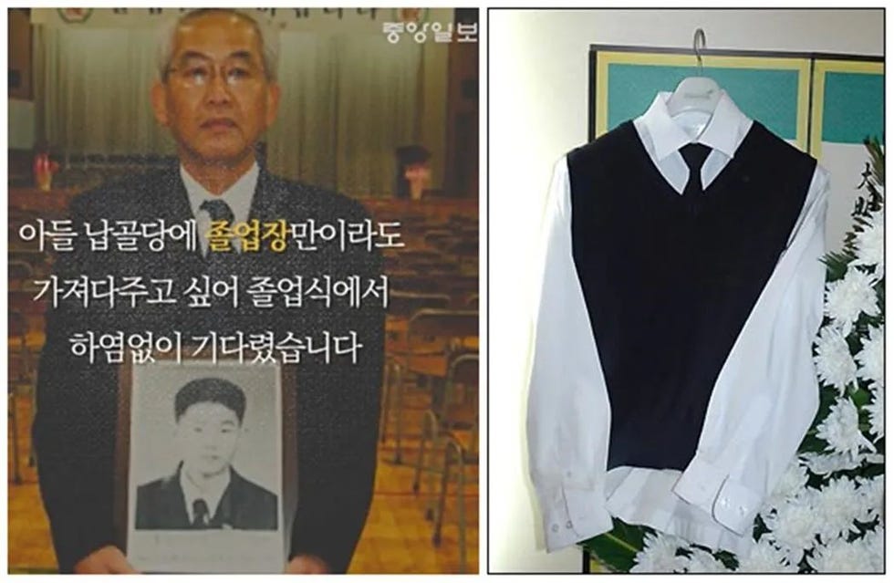 左为受害者父亲，右为受害者曾穿过的校服